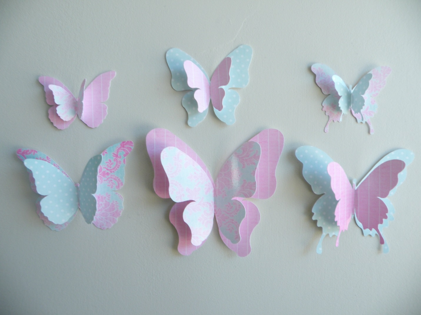 Декорируем бумажными бабочками