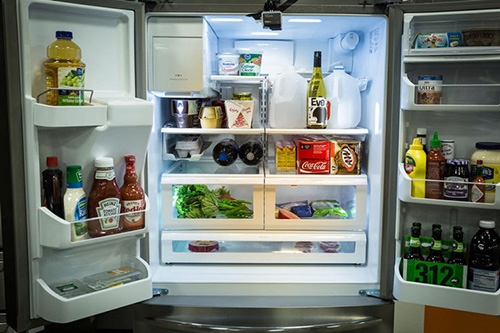 Можно ли ставить горячее в холодильник?