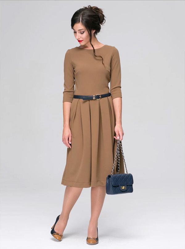 Песочное платье с элементами темно синего