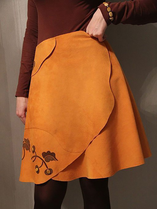 Юбка из замши цвета охры