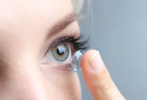 Сухість очей та контактні лінзи: Як вирішити проблему?